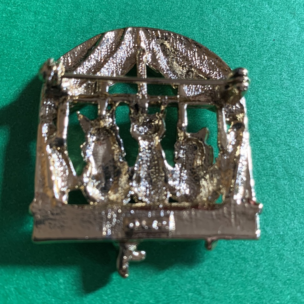 Vintage three cats sitting in window, gold tone 1.5” pin - Picture 5 of 6